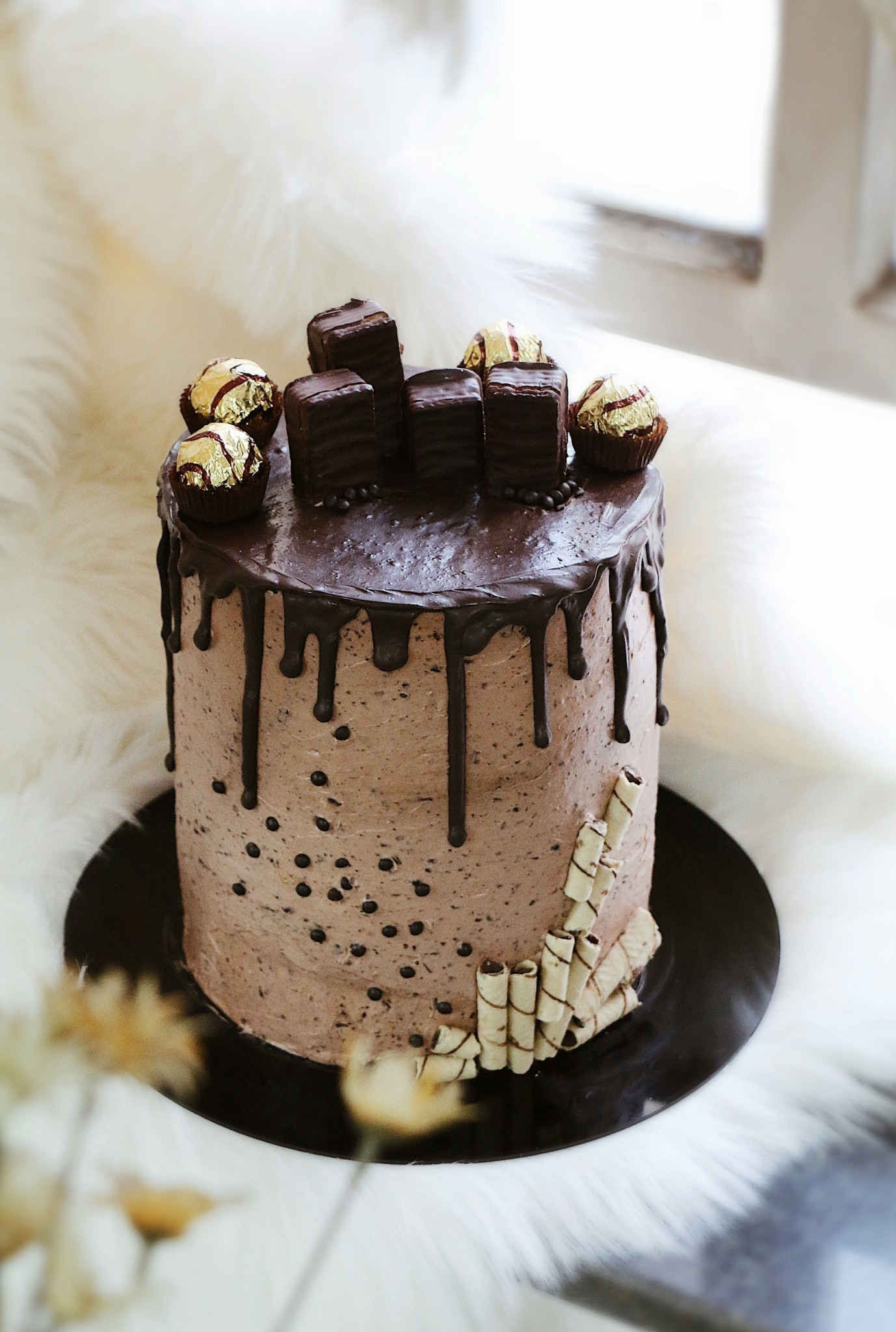 Pastel personalizado de chocolate con acabado alto y decoraciones
