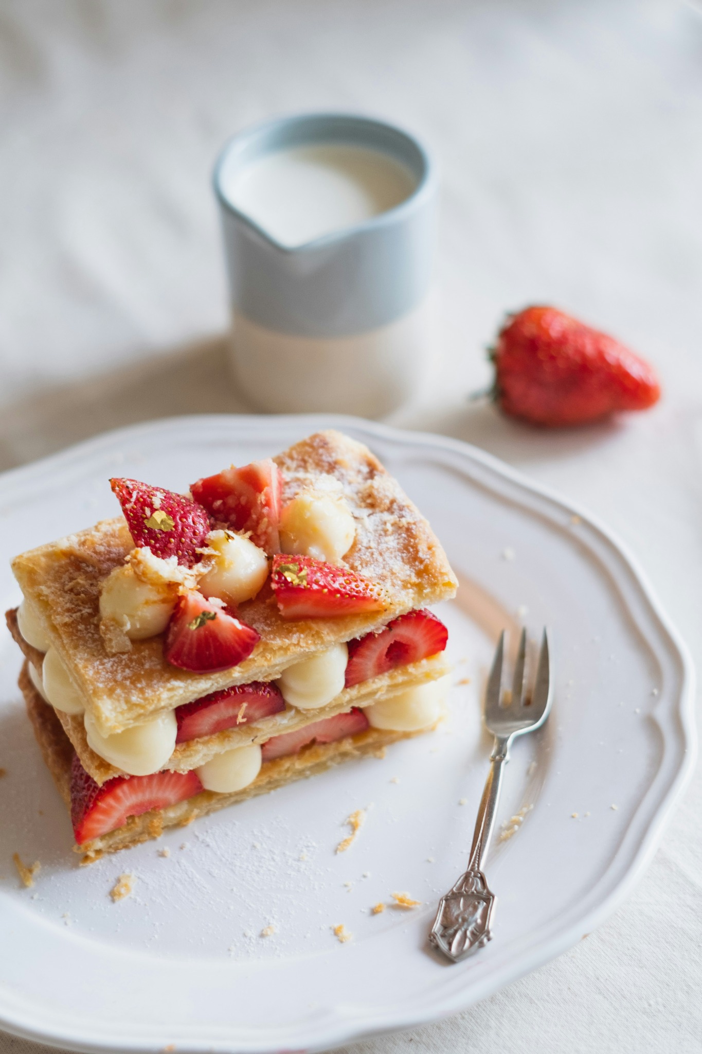 Postre de vainilla y fresa servido al plato