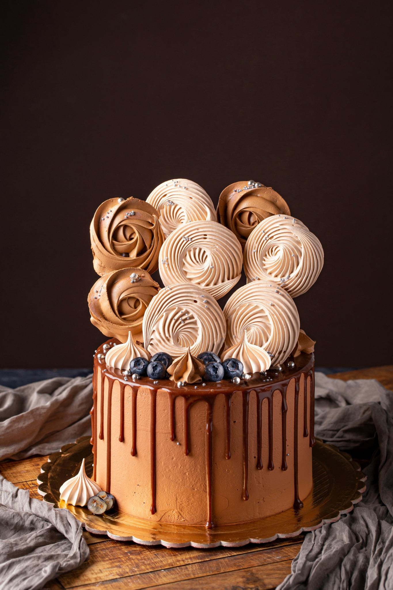 Pastel de altura y media en chocolate con decoración vertical