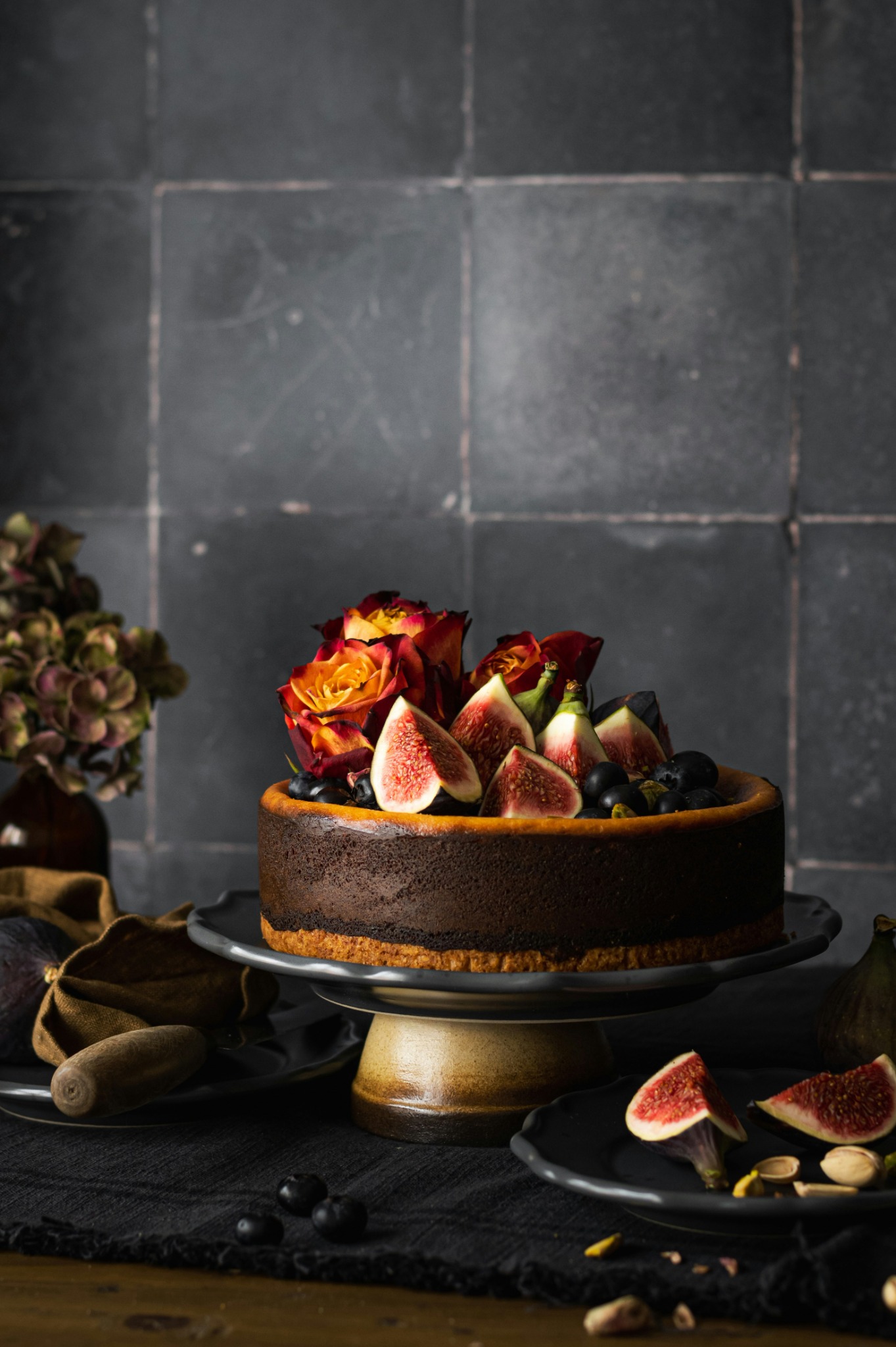 Pastel de proporción clásica con fruta y flores