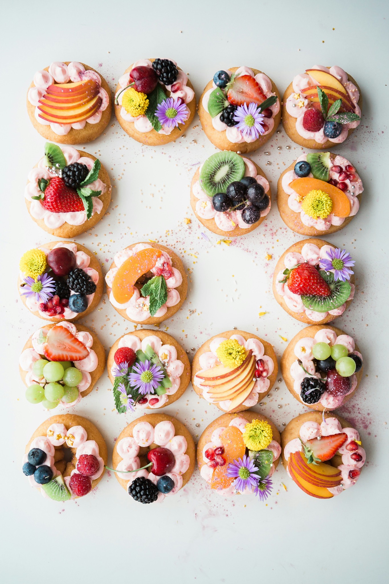 Mini tartas de fruta para una mesa de postres