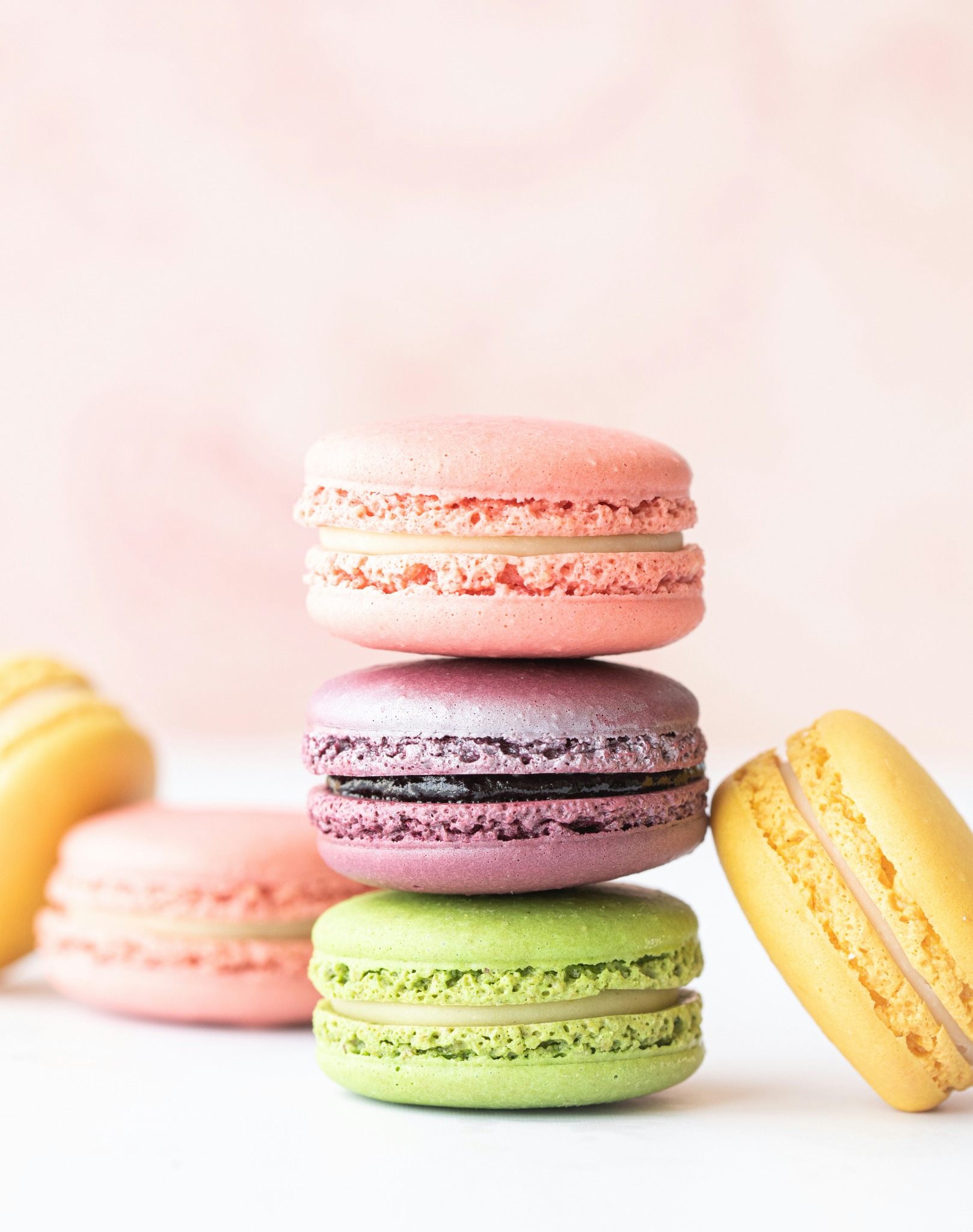 Macarons de colores en composición pastel